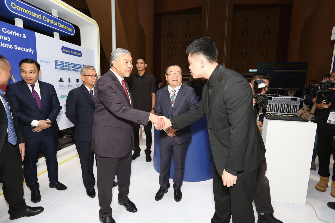 馬來西亞副首相到訪北信源展臺.png